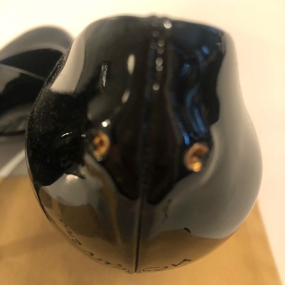 LV black patent pumps - Picture 4 of 6